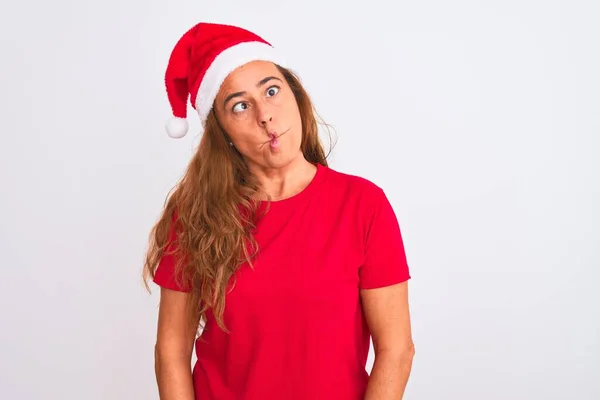 Взрослая Женщина Средних Лет Носит Рождественскую Шляпу Изолированном Фоне Делая — стоковое фото