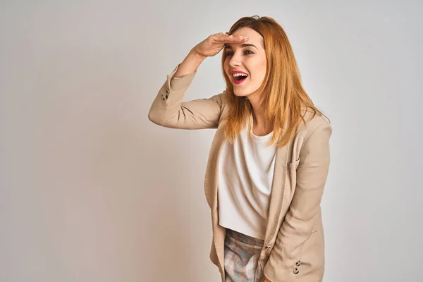 Roodharige Blanke Zakenvrouw Staat Geïsoleerde Achtergrond Erg Blij Glimlachend Ver — Stockfoto