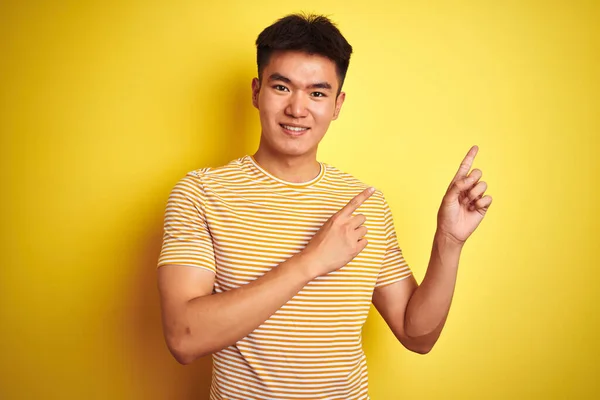 Mladý Asijský Číňan Nosí Tričko Stojící Nad Izolovaným Žlutým Pozadím — Stock fotografie