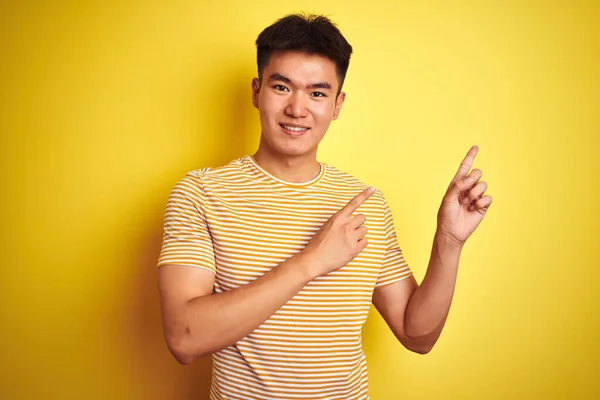 Jovem Asiático Chinês Homem Vestindo Shirt Sobre Isolado Amarelo Fundo — Fotografia de Stock