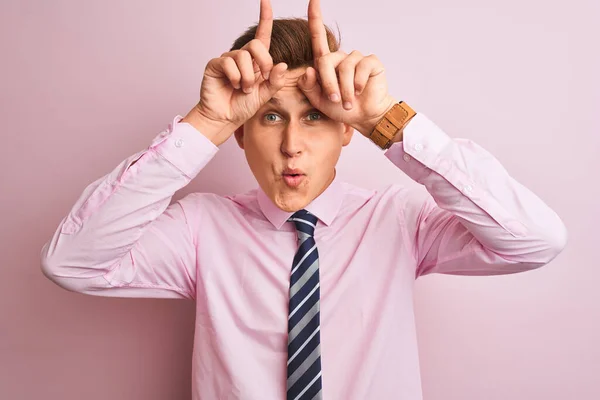 Junger Gutaussehender Geschäftsmann Mit Hemd Und Krawatte Der Vor Isoliertem — Stockfoto