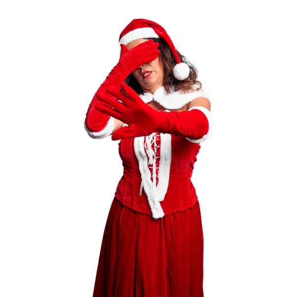 中年妇女身穿圣诞老人服装 用手捂住眼睛 用悲伤和恐惧的表情做停止动作 尴尬和消极的概念 — 图库照片