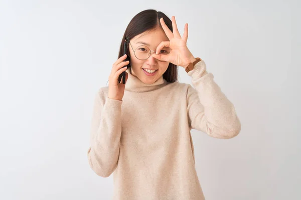 Ung Kinesisk Kvinna Talar Smartphone Över Isolerad Vit Bakgrund Gör — Stockfoto