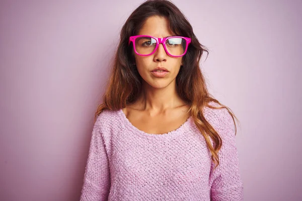 Jovem Mulher Bonita Vestindo Óculos Moda Sobre Fundo Isolado Rosa — Fotografia de Stock