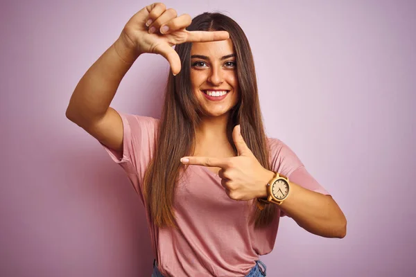 Junge Schöne Frau Shirt Vor Isoliertem Rosa Hintergrund Lächelnd Gestell — Stockfoto