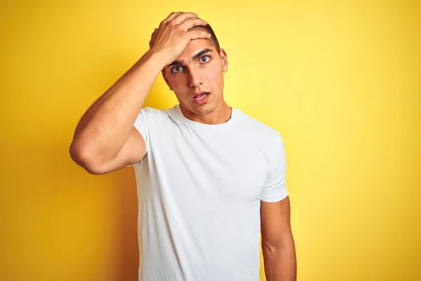 Jonge Blanke Man Draagt Casual Wit Shirt Gele Geïsoleerde Achtergrond — Stockfoto