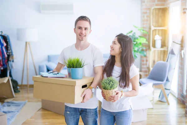 Jong Mooi Gelukkig Paar Nieuw Huis Tijdens Verhuizing — Stockfoto