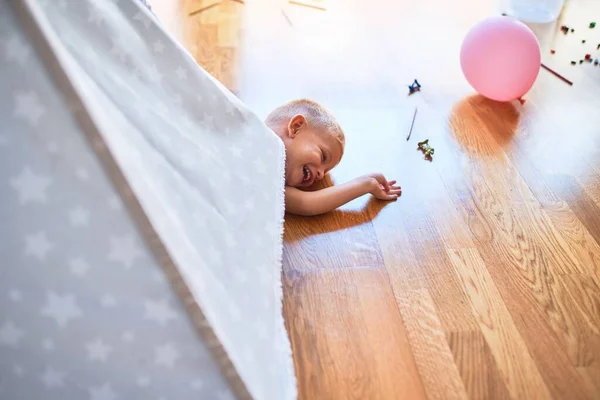 Çadırın Içindeki Anaokulunda Oynayan Beyaz Bir Çocuk Anaokulu Çocuğu Kızılderili — Stok fotoğraf