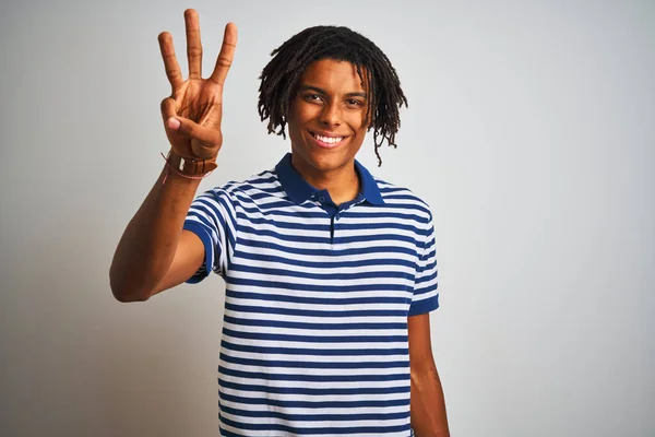 Homem Afro Com Dreadlocks Vestindo Pólo Azul Listrado Sobre Fundo — Fotografia de Stock