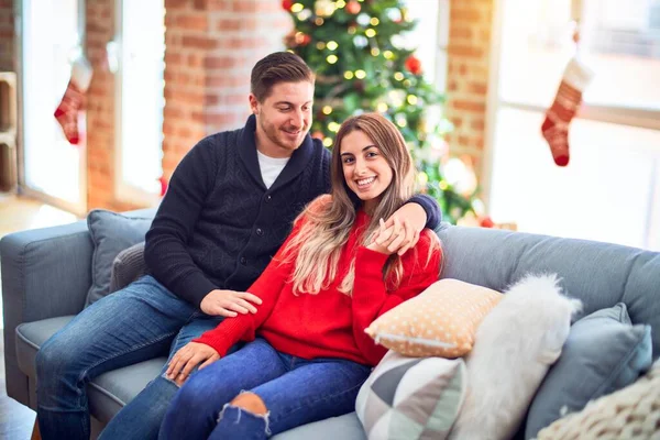 Young Beautiful Couple Smiling Happy Confident Sitting Sofa Hugging Christmas — Zdjęcie stockowe