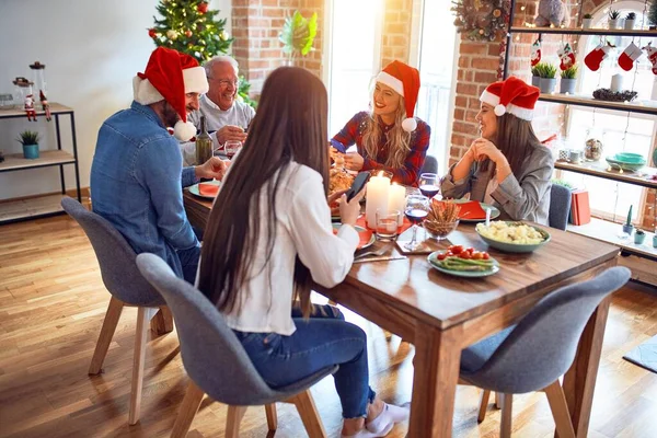 Bella Famiglia Indossa Cappello Babbo Natale Incontro Sorridente Felice Fiducioso — Foto Stock