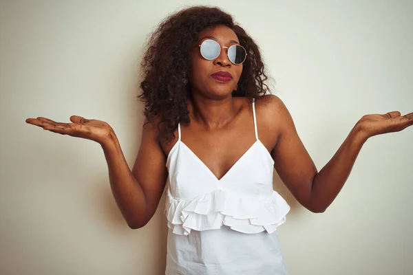 Jovem Afro Americana Vestindo Camiseta Óculos Sol Sobre Fundo Branco — Fotografia de Stock