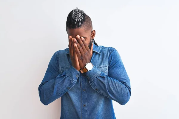 Hombre Afroamericano Con Trenzas Con Camisa Mezclilla Sobre Fondo Blanco — Foto de Stock