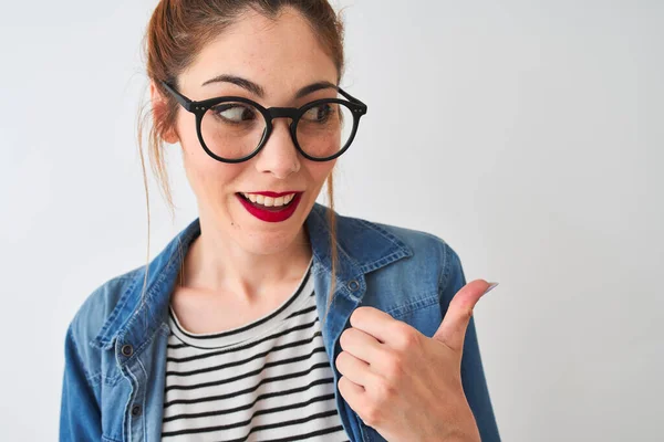 Rödhårig Kvinna Bär Jeansskjorta Och Glasögon Står Över Isolerad Vit — Stockfoto