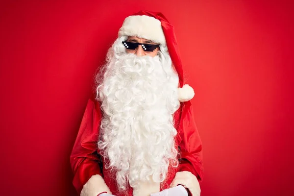 Homem Meia Idade Vestindo Traje Papai Noel Óculos Sol Sobre — Fotografia de Stock