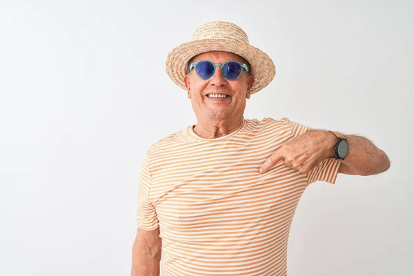 Starší Muž Nosí Pruhované Tričko Sluneční Brýle Sumer Klobouk Přes — Stock fotografie