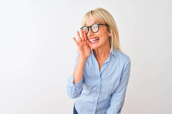 Orta Yaşlı Kadını Zarif Bir Gömlek Gözlük Takıyor Beyaz Arka — Stok fotoğraf