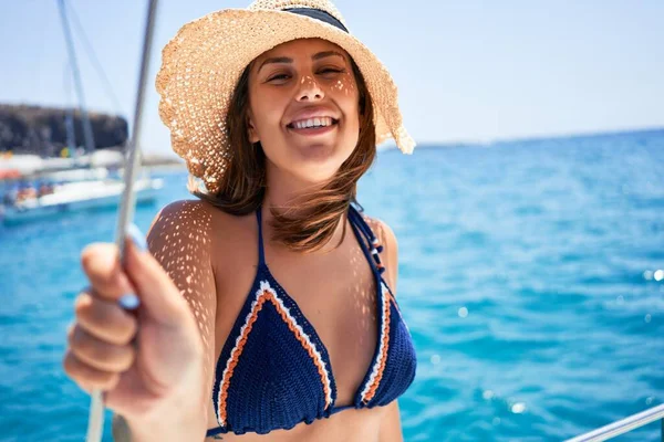 Joven Hermosa Mujer Sonriendo Feliz Navegando Barco Día Soleado Vacaciones —  Fotos de Stock