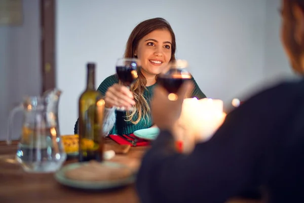 Jovem Casal Bonito Sorrindo Feliz Confiante Reunião Romântica Casa — Fotografia de Stock