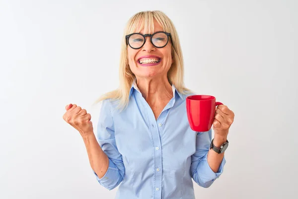 Orta Yaşlı Kadını Gözlüklü Kahve Içen Izole Edilmiş Beyaz Arka — Stok fotoğraf