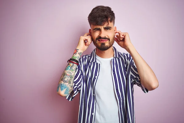 Joven Hombre Con Tatuaje Con Camisa Rayas Pie Sobre Fondo —  Fotos de Stock