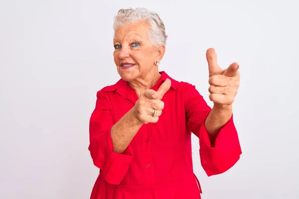 高个子灰发女人穿着红色休闲装 站在孤立的白色背景上 手指指向镜头 脸上洋溢着欢乐和滑稽的表情 好的能量和活力 — 图库照片