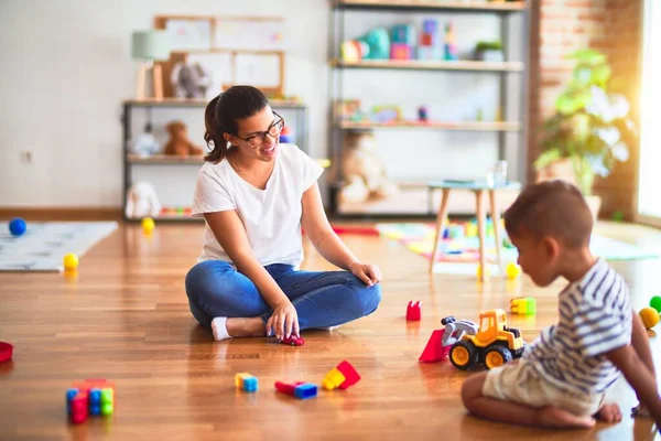 Magnifique Professeur Tout Petit Garçon Jouant Avec Tracteur Voitures Maternelle — Photo