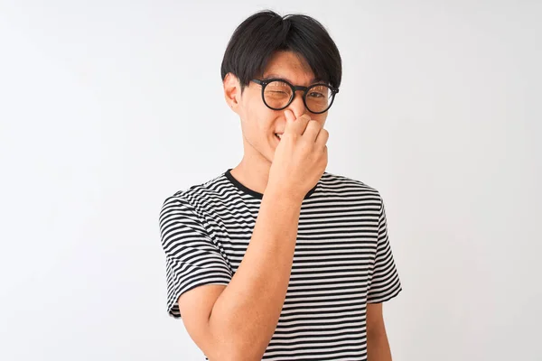 Homem Chinês Usando Óculos Camisa Listrada Marinha Sobre Fundo Branco — Fotografia de Stock