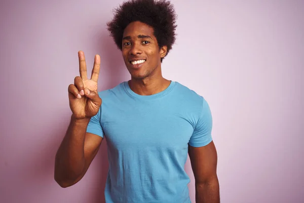 머리에 티셔츠를 고립된 아프리카 미국인 자신감 행복하게 웃으면서 손가락 번째를 — 스톡 사진