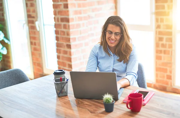 Ung Affärskvinna Sitter Vid Skrivbordet Arbetar Med Dator Laptop Modern — Stockfoto