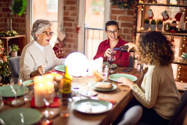 Bellissimo Gruppo Donne Sorridenti Felici Fiduciosi Mangiare Tacchino Arrosto Servire — Foto Stock