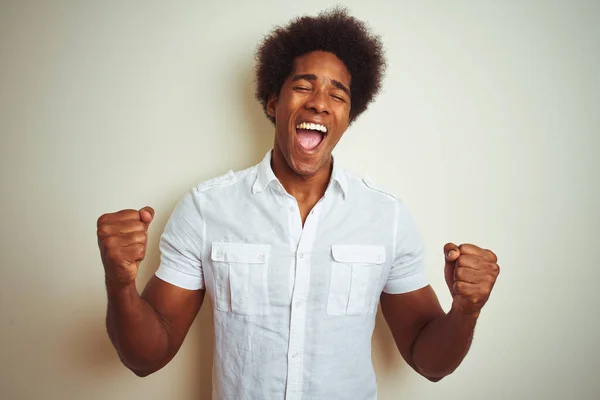 Afrikanisch Amerikanischer Mann Mit Afro Haaren Der Ein Shirt Über — Stockfoto
