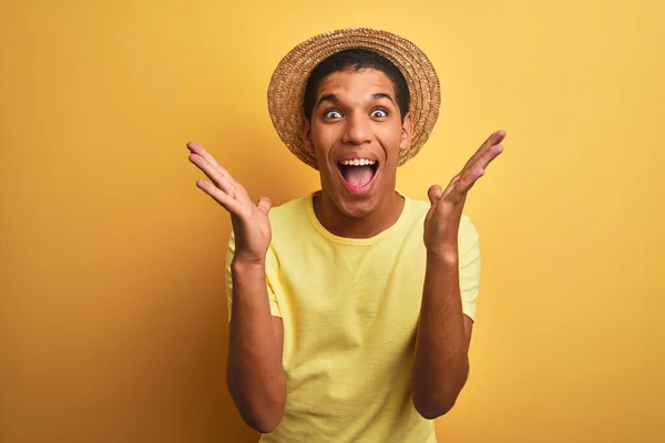 Joven Hombre Árabe Guapo Con Camiseta Sombrero Verano Sobre Fondo — Foto de Stock