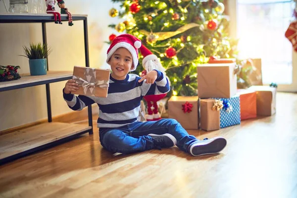 Очаровательный Малыш Улыбается Счастливым Уверенным Сидя Полу Шляпе Санта Клауса — стоковое фото