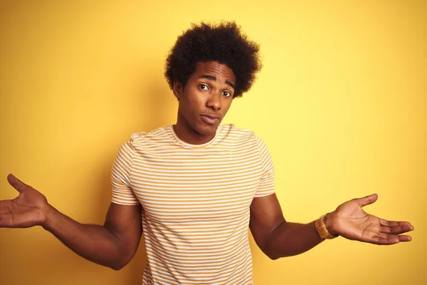 Američan Afro Vlasy Pruhovaným Tričkem Stojící Nad Izolovaným Žlutým Pozadím — Stock fotografie