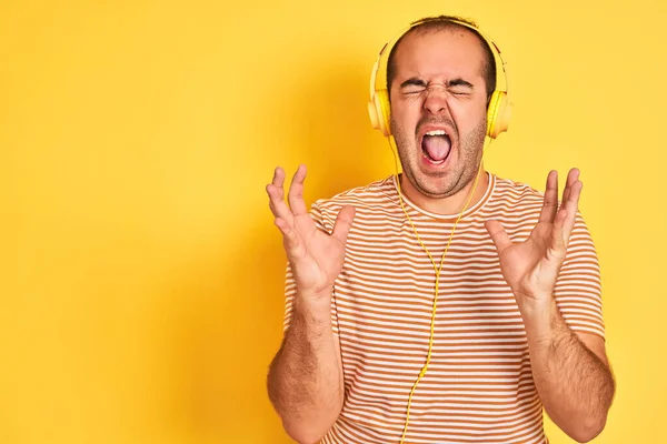 Young Man Listening Music Using Headphones Standing Isolated Yellow Background — Stock Photo, Image