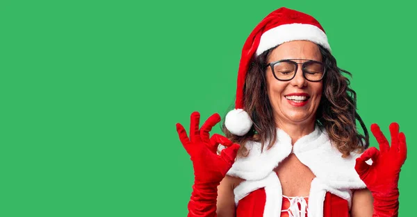 Medelålders Kvinna Bär Santa Claus Kostym Koppla Och Ler Med — Stockfoto