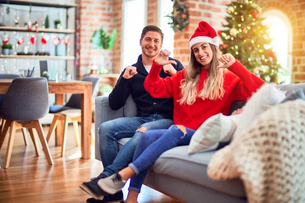 Giovane Coppia Indossa Cappello Babbo Natale Seduto Sul Divano Intorno — Foto Stock