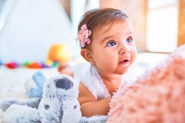 Schöner Säugling Freut Sich Kindergarten Über Buntes Spielzeug — Stockfoto