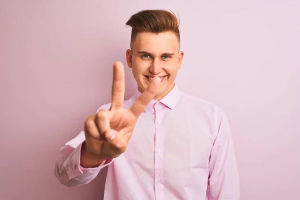 Jovem Empresário Bonito Vestindo Camisa Elegante Sobre Fundo Rosa Isolado — Fotografia de Stock