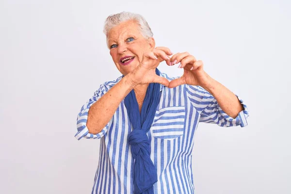 Yaşlı Gri Saçlı Mavi Çizgili Tişörtlü Kadın Izole Edilmiş Beyaz — Stok fotoğraf