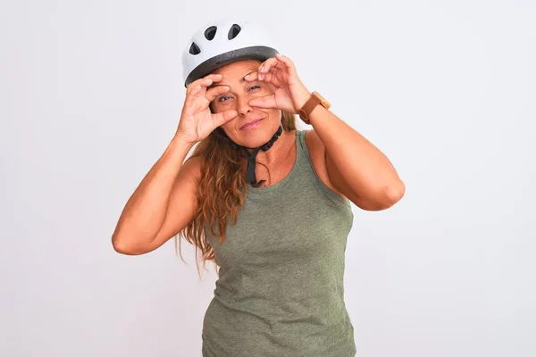 中年成熟したサイクリスト女性身に着けています安全ヘルメット上の隔離された背景指で目を開こうとしています 眠いと朝の疲労のために疲れて — ストック写真