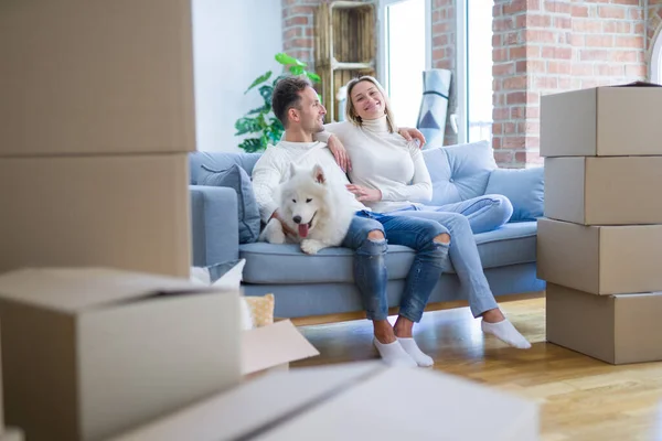 Jovem Casal Bonito Com Cão Sentado Sofá Uma Nova Casa — Fotografia de Stock