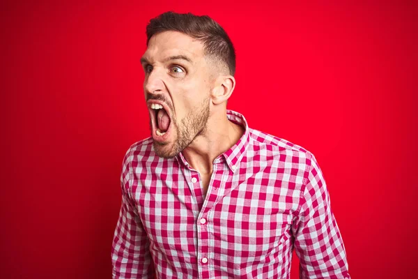 Mladý Pohledný Muž Rudém Pozadí Rozzlobený Šílený Frustrovaný Rozzuřený Křičící — Stock fotografie