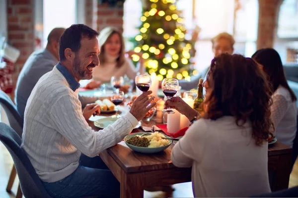 Família Amigos Jantando Casa Comemorando Véspera Natal Com Comida Tradicional — Fotografia de Stock