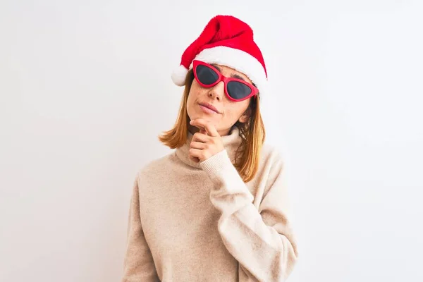Красивая Рыжая Женщина Рождественской Шляпе Красных Солнцезащитных Очках Серьезное Лицо — стоковое фото