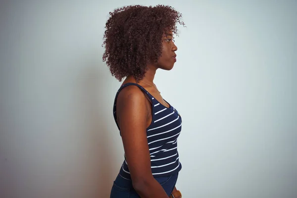Mladá Africká Afro Žena Nosí Pruhované Tričko Stojící Nad Izolovaným — Stock fotografie