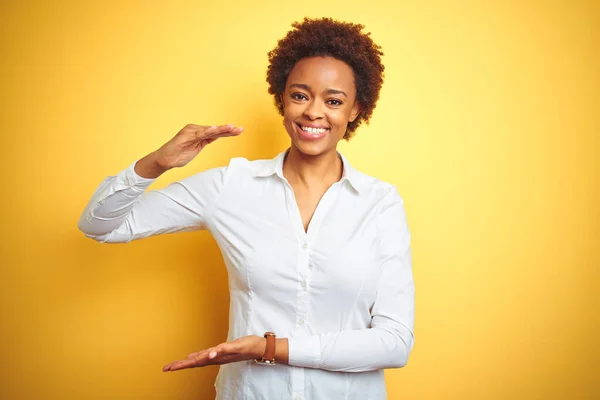 Mulher Negócios Afro Americana Sobre Fundo Amarelo Isolado Gestos Com — Fotografia de Stock