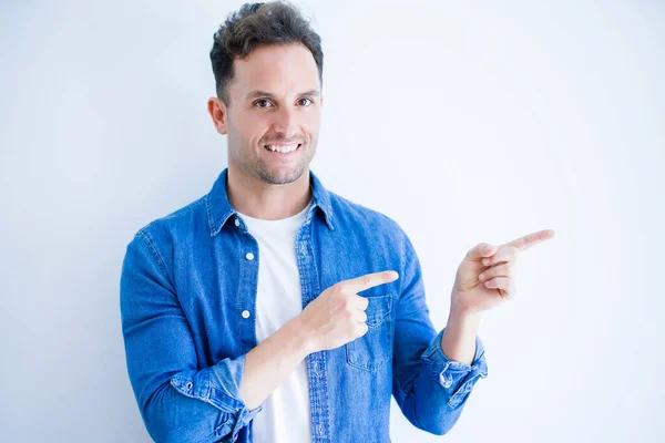 Joven Hombre Guapo Con Camisa Mezclilla Pie Sobre Fondo Blanco — Foto de Stock