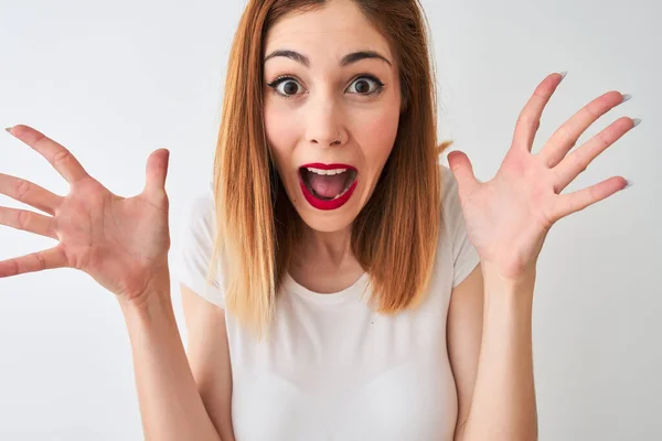 Mooie Roodharige Vrouw Draagt Casual Shirt Staan Geïsoleerde Witte Achtergrond — Stockfoto